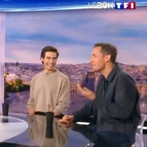 Invité sur le plateau du JT de TF1 ce dimanche 13 octobre 2024, l'heureux papa de quatre enfants s'est naturellement livré sur sa nouvelle apparence...
Tahar Rahim face à Audrey Crespo-Mara aux côtés de Grand Corps Malade sur le plateau du JT de TF1 ce dimanche 13 octobre 2024.