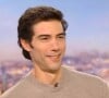 "Tout va très bien. Je dois juste perdre beaucoup de poids pour un rôle que je travaille actuellement. C'est nécessaire, une fois de plus, donc je le fais", a assuré Tahar Rahim.
Tahar Rahim face à Audrey Crespo-Mara aux côtés de Grand Corps Malade sur le plateau du JT de TF1 ce dimanche 13 octobre 2024.