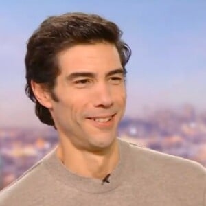 "Tout va très bien. Je dois juste perdre beaucoup de poids pour un rôle que je travaille actuellement. C'est nécessaire, une fois de plus, donc je le fais", a assuré Tahar Rahim.
Tahar Rahim face à Audrey Crespo-Mara aux côtés de Grand Corps Malade sur le plateau du JT de TF1 ce dimanche 13 octobre 2024.