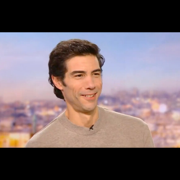 "Tout va très bien. Je dois juste perdre beaucoup de poids pour un rôle que je travaille actuellement. C'est nécessaire, une fois de plus, donc je le fais", a assuré Tahar Rahim.
Tahar Rahim face à Audrey Crespo-Mara aux côtés de Grand Corps Malade sur le plateau du JT de TF1 ce dimanche 13 octobre 2024.