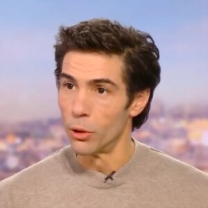 Un nouveau rôle qu'il a pris plaisir à jouer !
Tahar Rahim face à Audrey Crespo-Mara aux côtés de Grand Corps Malade sur le plateau du JT de TF1.