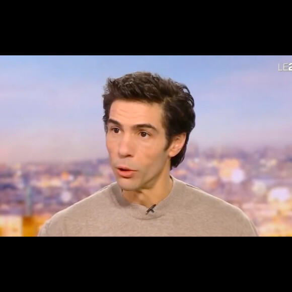 Un nouveau rôle qu'il a pris plaisir à jouer !
Tahar Rahim face à Audrey Crespo-Mara aux côtés de Grand Corps Malade sur le plateau du JT de TF1.