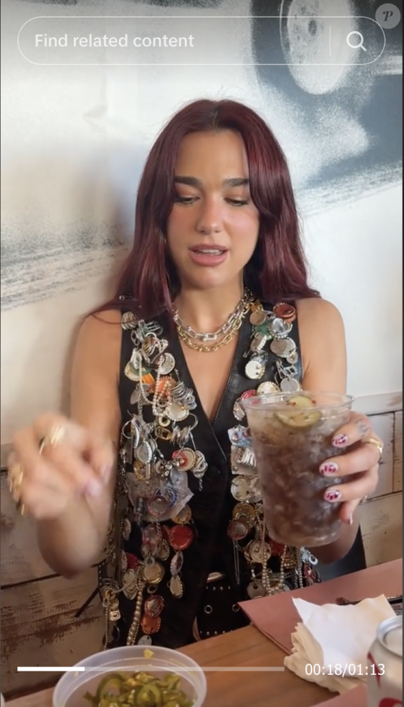 "Une femme derrière est en train de se demander ce que je fais", commente l'interprète de Houdini. 
Dua Lipa s'interroge sur le nom qu'elle pourrait donner à son cocktail préféré : Coca Light, jalapenos et jus de cornichon - TikTok