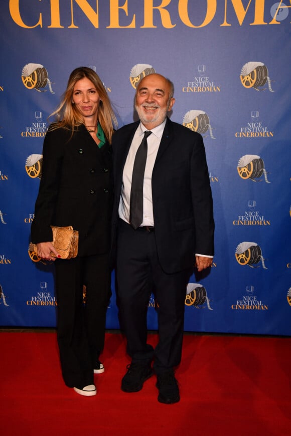 Avec une femme prénommée Patricia Campi 
Gérard Jugnot et sa femme Patricia Campi lors de la quatrième soirée de la 3ème édition du Festival Cinéroman à Nice, France, le 23 octobre 2021. © Bruno Bebert/Bestimage 