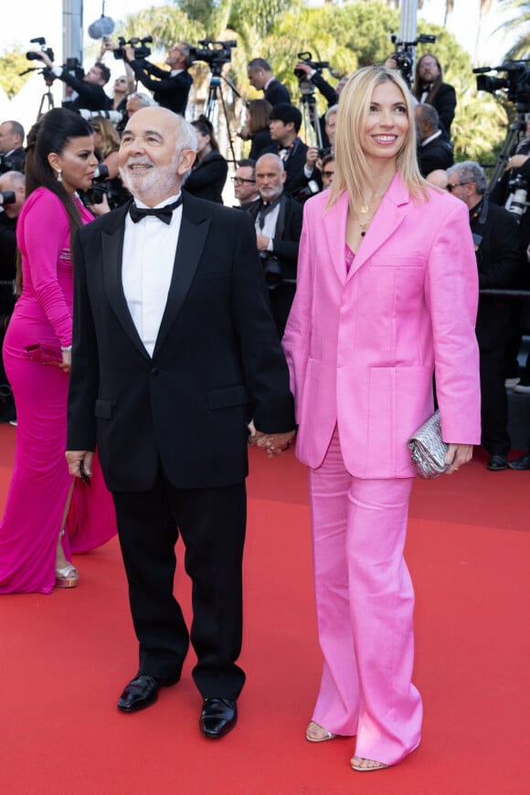 Gérard Jugnot et sa femme Patricia Campi - Montée des marches du film "Coupez !" pour la cérémonie d'ouverture du 75ème Festival International du Film de Cannes. Le 17 mai 2022 © Olivier Borde / Bestimage 