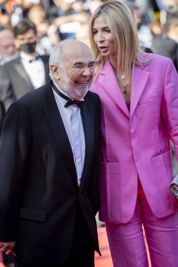 Gérard Jugnot et sa femme Patricia Campi - Montée des marches du film "Coupez !" pour la cérémonie d'ouverture du 75ème Festival International du Film de Cannes. Le 17 mai 2022 © Cyril Moreau / Bestimage 