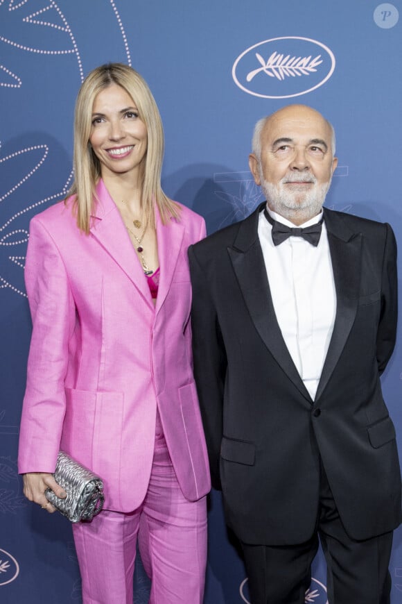 Une jolie blonde 
Gérard Jugnot et sa femme Patricia Campi - Photocall du dîner d'ouverture du 75ème Festival International du Film de Cannes au ... à Cannes. Le 17 mai 2022 © Borde-Jacovides-Moreau / Bestimage 