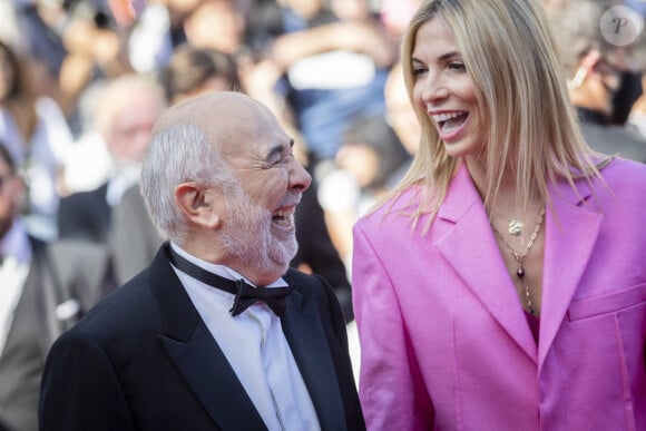 Gérard Jugnot et sa femme Patricia Campi - Montée des marches du film "Coupez !" pour la cérémonie d'ouverture du 75ème Festival International du Film de Cannes. Le 17 mai 2022 © Cyril Moreau / Bestimage 