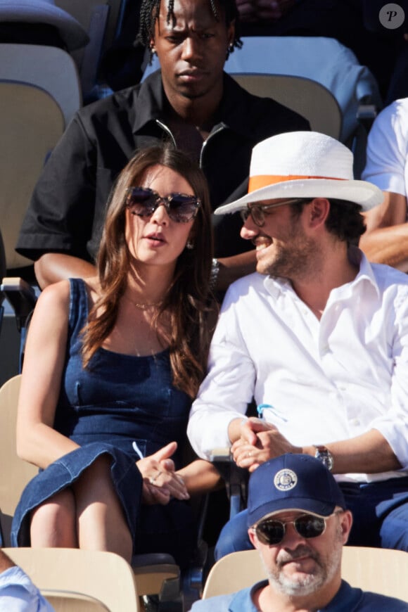 Thomas Hollande et sa femme Emilie Broussouloux - Célébrités dans les tribunes des Internationaux de France de tennis de Roland Garros 2024 à Paris le 7 juin 2024. © Jacovides-Moreau/Bestimage 