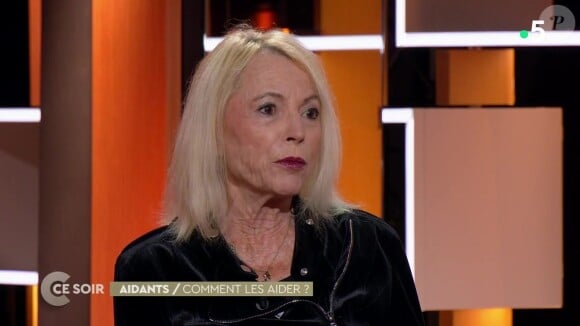 Laure Adler évoque son expérience en tant qu'aidante de ses parents, sur le plateau de l'émission C ce soir (France 5), devant Bruno Solo, Théo Curin et Eglantine Emeyé