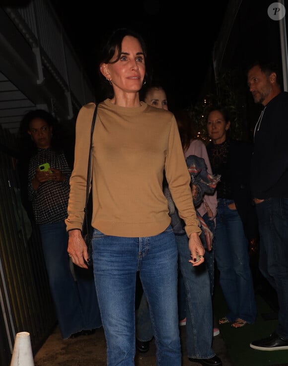 Courteney Cox sort du restaurant Giorgio Baldi à Santa Monica.