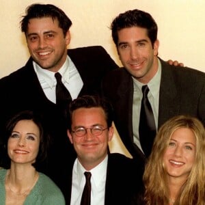 Elle aime aussi rappeler à quel point il leur arrive de s'attacher à un personnage. "On s'attache beaucoup. Monica, Courteney Cox, je l'adore", admet-elle.
Le casting de Friends - Matt Le Blanc, David Schwimmer, Courteney Cox, Matthew Perry et Jennifer Aniston, en 2004