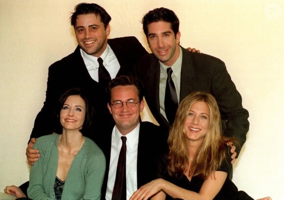 Elle aime aussi rappeler à quel point il leur arrive de s'attacher à un personnage. "On s'attache beaucoup. Monica, Courteney Cox, je l'adore", admet-elle.
Le casting de Friends - Matt Le Blanc, David Schwimmer, Courteney Cox, Matthew Perry et Jennifer Aniston, en 2004