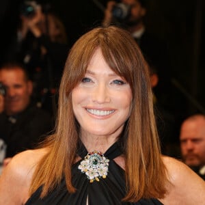 Heureusement, les temps changent et le sujet devient de plus en plus abordé, de manière positive. Carla Bruni, 56 ans, l'avait évoqué.
Carla Bruni-Sarkozy - Montée des marches du film " The Substance " lors du 77ème Festival International du Film de Cannes, au Palais des Festivals à Cannes. Le 19 mai 2024 © Jacovides-Moreau / Bestimage