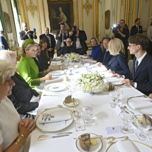 La reine Mathilde de Belgique, le directeur artistique belge, Nicolas Di Felice, la Première dame Brigitte Macron, le journaliste spécialisé dans les royautés Stéphane Bern et et l'animatrice de télévision belge Tatiana Silva lors déjeuner de travail avec les acteurs français et belges de l'industrie créative et culturelle à l'Hôtel de Ville de Paris, France, le 15 octobre 2024, le deuxième jour de la visite officielle du couple royal belge en France. © Didier Lebrun/Pool/Photonews/Bestimage 