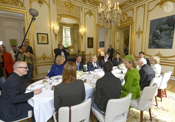 La reine Mathilde de Belgique, le directeur artistique belge, Nicolas Di Felice, la Première dame Brigitte Macron, le journaliste spécialisé dans les royautés Stéphane Bern et et l'animatrice de télévision belge Tatiana Silva lors déjeuner de travail avec les acteurs français et belges de l'industrie créative et culturelle à l'Hôtel de Ville de Paris, France, le 15 octobre 2024, le deuxième jour de la visite officielle du couple royal belge en France. © Didier Lebrun/Pool/Photonews/Bestimage 