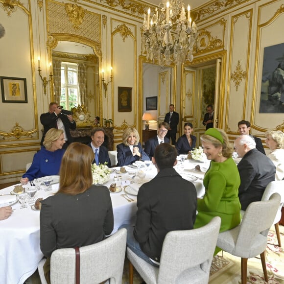 La reine Mathilde de Belgique, le directeur artistique belge, Nicolas Di Felice, la Première dame Brigitte Macron, le journaliste spécialisé dans les royautés Stéphane Bern et et l'animatrice de télévision belge Tatiana Silva lors déjeuner de travail avec les acteurs français et belges de l'industrie créative et culturelle à l'Hôtel de Ville de Paris, France, le 15 octobre 2024, le deuxième jour de la visite officielle du couple royal belge en France. © Didier Lebrun/Pool/Photonews/Bestimage 