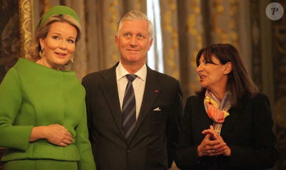 En ce début de semaine, le roi Phillippe et la reine Mathilde de Belgique ont entamé une visite d'État de trois jours en France.
Le roi Philippe et la reine Mathilde de Belgique reçus par Anne Hidalgo, maire de Paris, lors de la visite du couple royal en France, le 15 octobre 2024. © Jonathan Rebboah / Panoramic / Bestimage 