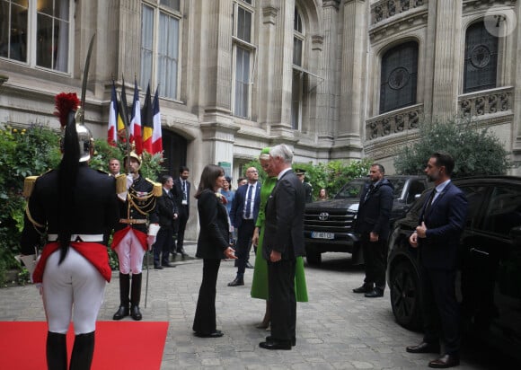 Le lendemain, le souverrain était attendu à l'Hôtel de Ville de Paris où son épouse était attendue le temps d'un déjeuner par Brigitte Macron, qui a mis à l'honneur le chic à la française.
Le roi Philippe et la reine Mathilde de Belgique reçus par Anne Hidalgo, maire de Paris, lors de la visite du couple royal en France, le 15 octobre 2024. © Jonathan Rebboah / Panoramic / Bestimage 