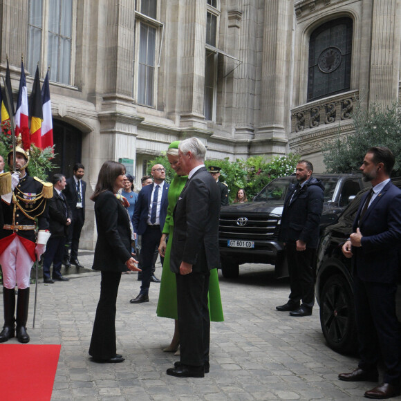 Le lendemain, le souverrain était attendu à l'Hôtel de Ville de Paris où son épouse était attendue le temps d'un déjeuner par Brigitte Macron, qui a mis à l'honneur le chic à la française.
Le roi Philippe et la reine Mathilde de Belgique reçus par Anne Hidalgo, maire de Paris, lors de la visite du couple royal en France, le 15 octobre 2024. © Jonathan Rebboah / Panoramic / Bestimage 