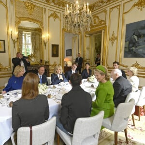 La reine Mathilde de Belgique, le directeur artistique belge, Nicolas Di Felice, la Première dame Brigitte Macron, le journaliste spécialisé dans les royautés Stéphane Bern et et l'animatrice de télévision belge Tatiana Silva lors déjeuner de travail avec les acteurs français et belges de l'industrie créative et culturelle à l'Hôtel de Ville de Paris, France, le 15 octobre 2024, le deuxième jour de la visite officielle du couple royal belge en France. © Didier Lebrun/Pool/Photonews/Bestimage 