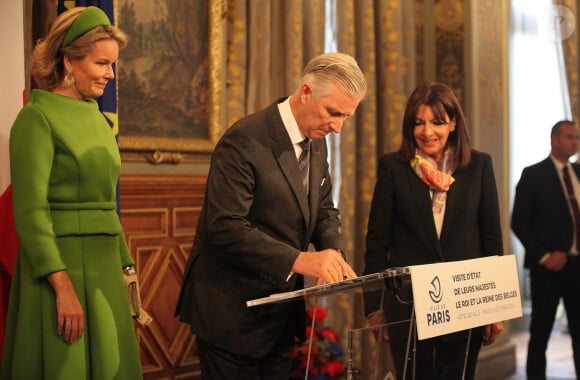 Le roi Philippe et la reine Mathilde de Belgique reçus par Anne Hidalgo, maire de Paris, lors de la visite du couple royal en France, le 15 octobre 2024. © Jonathan Rebboah / Panoramic / Bestimage 