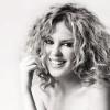 La chanteuse Kylie Minogue pour la campagne UK : Fashion Targets Breast Cancer 2010