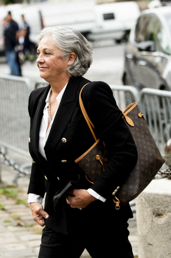 Des divisions auraient rapidement éclaté au sein de la fratrie, entraînant ainsi des querelles quant à héritage de leur paternel, qui les ont motivés à régler leurs différends devant les tribunaux.
Florence Belmondo - Obsèques de Jean-Paul Belmondo en l'église Saint-Germain-des-Prés, à Paris le 10 septembre 2021. © JB Autissier / Panoramic / Bestimage 