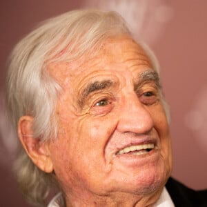 Jean-Paul Belmondo reçoit un Gant d'Or d'Honneur lors de la cérémonie des Gants d'Or à Bruxelles le 18 octobre 2019. De nombreux champions sont venu honorer l'acteur. Jean-Paul Belmondo reste souriant malgré une blessure à la jambe droite qui est plâtrée. 