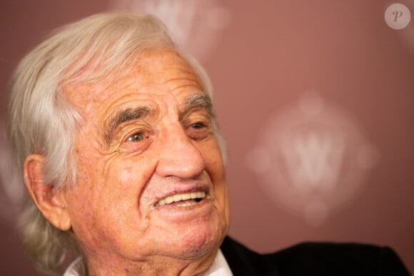 Jean-Paul Belmondo reçoit un Gant d'Or d'Honneur lors de la cérémonie des Gants d'Or à Bruxelles le 18 octobre 2019. De nombreux champions sont venu honorer l'acteur. Jean-Paul Belmondo reste souriant malgré une blessure à la jambe droite qui est plâtrée. 