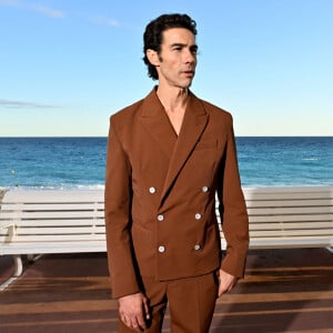 Tahar Rahim au photocall du film "Monsieur Aznavour" dans le cadre de la 6ème édition du festival Cinéroman, à Nice, France, le 5 Octobre 2024. © Bebert-Jacovides/Bestimage 