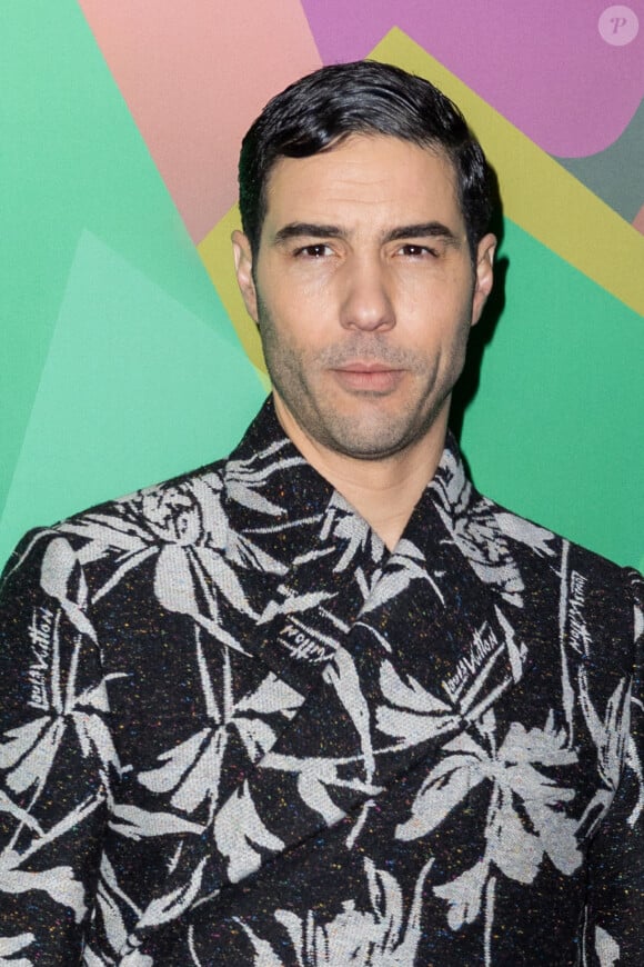 Et de compléter : "Seul le grand commence à piger, mais ils ne viennent pas sur nos tournages, nous les protégeons tant que nous le pouvons de la notoriété et de ce monde-là". 
Tahar Rahim au photocall du défilé Louis Vuiton lors de la Fashion Week Homme automne-hiver 2023/24 de Paris, France, le 19 janvier 2023. © Olivier Borde/Bestimage 