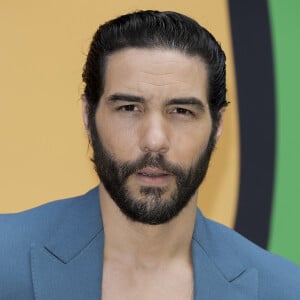 Prochainement à l'affiche de Monsieur Aznavour, à découvrir au cinéma le 23 octobre prochain, l'acteur s'est livré sur les siens dans les colonnes de Paris Match.
Tahar Rahim lors du défilé de mode Homme printemps-été 2023 Louis Vuitton dans la cour Carrée du Louvre à Paris, France, le 23 juin 2022. © Olivier Borde / Bestimage 