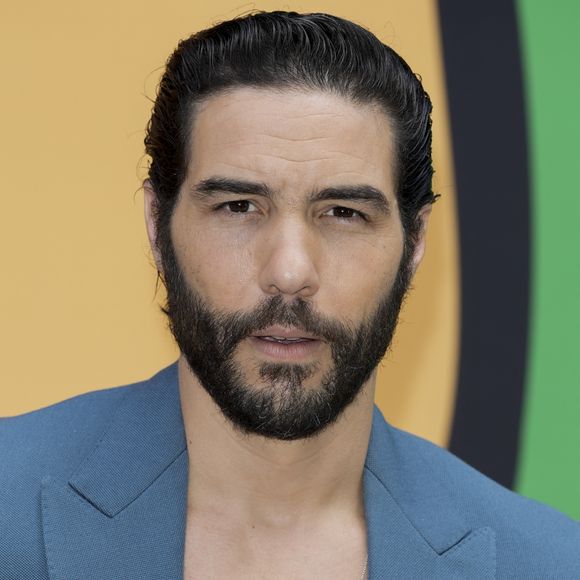 Prochainement à l'affiche de Monsieur Aznavour, à découvrir au cinéma le 23 octobre prochain, l'acteur s'est livré sur les siens dans les colonnes de Paris Match.
Tahar Rahim lors du défilé de mode Homme printemps-été 2023 Louis Vuitton dans la cour Carrée du Louvre à Paris, France, le 23 juin 2022. © Olivier Borde / Bestimage 