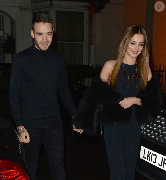 Cheryl Cole (ex Fernandez-Versini) et son nouveau compagnon Liam Payne (One Direction) main dans la main lors de leur sortie au restaurant Salmontini à Londres, le 9 mars 2016. En compagnie de la mère de Cheryl, Joan Callaghan, et d'amis proches, ils ont fêté l'anniversaire de Lily England, l'assistante de Cheryl, qui vient d'avoir 30 ans. Le couple est arrivé vers 20h30, et est reparti vers 1h30 du matin.