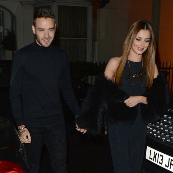 Cheryl Cole (ex Fernandez-Versini) et son nouveau compagnon Liam Payne (One Direction) main dans la main lors de leur sortie au restaurant Salmontini à Londres, le 9 mars 2016. En compagnie de la mère de Cheryl, Joan Callaghan, et d'amis proches, ils ont fêté l'anniversaire de Lily England, l'assistante de Cheryl, qui vient d'avoir 30 ans. Le couple est arrivé vers 20h30, et est reparti vers 1h30 du matin.