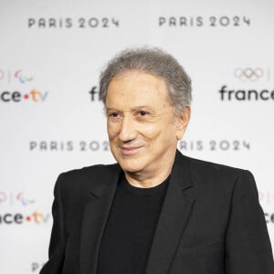 En amont de sa nouvelle saison de "Vivement dimanche", Michel Drucker a révélé que son Studio Gabriel était fermé pour cause de travaux
Michel Drucker lors de la présentation des journalistes et chroniqueurs de France Télévisions pour les Jeux Olympiques 2024 au musée de l'Homme à Paris, le 11 juin 2024