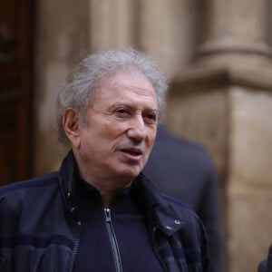 La version avancée par Michel Drucker est remise en cause par Médiapart ce jeudi 18 octobre 2024
Michel Drucker - Obsèques de Sylvain Augier en l'église de Sommières, petite commune du Gard le 27 mars 2024.