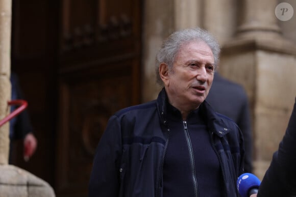 La version avancée par Michel Drucker est remise en cause par Médiapart ce jeudi 18 octobre 2024
Michel Drucker - Obsèques de Sylvain Augier en l'église de Sommières, petite commune du Gard le 27 mars 2024.