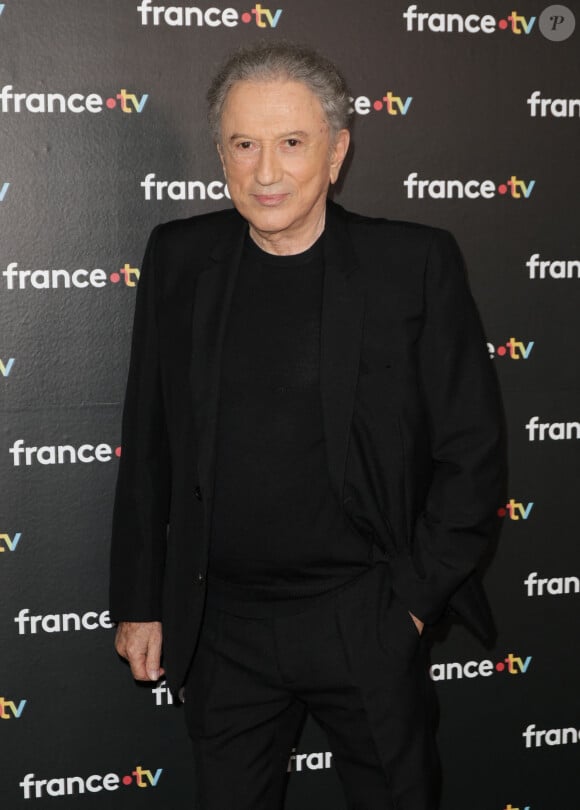 Michel Drucker au photocall de la conférence de presse de rentrée de France Télévisions à Paris, France, le 4 septembre 2024. © Coadic Guirec/Bestimage 