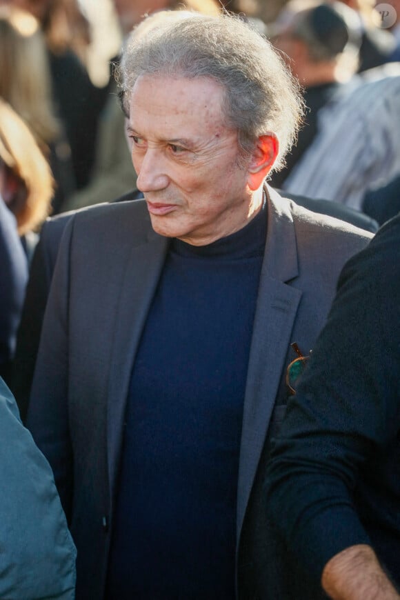 Michel Drucker - Obsèques du journaliste Jean-Pierre Elkabbach au cimetière du Montparnasse dans le 14ème arrondissement de Paris, France, le 6 octobre 2023. © Christophe Clovis/Bestimage