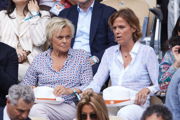 Muriel Robin et sa femme Anne Le Nen - Célébrités dans les tribunes de la finale homme des Internationaux de France de tennis de Roland Garros 2024 à Paris le 9 juin 2024. © Jacovides-Moreau/Bestimage 