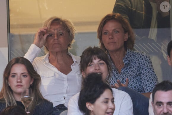 Muriel Robin et sa femme Anne Le Nen dans les tribunes des Internationaux de France de tennis de Roland Garros 2024 à Paris le 4 juin 2024. © Jacovides-Moreau/Bestimage 