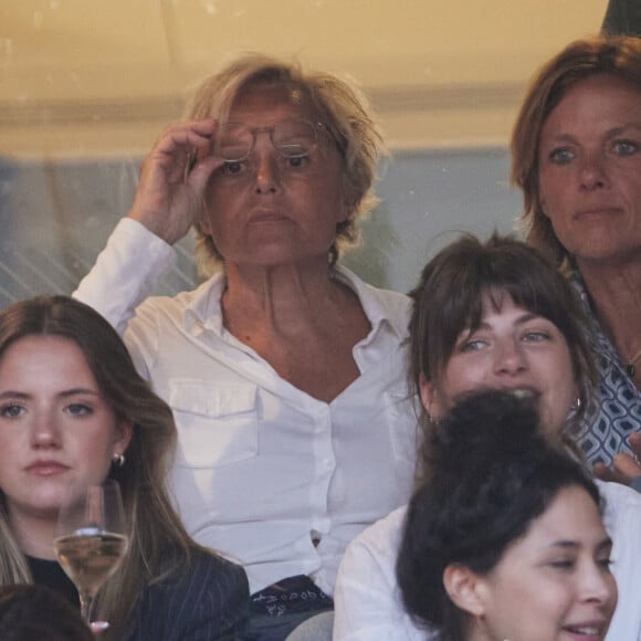 Muriel Robin et sa femme Anne Le Nen dans les tribunes des Internationaux de France de tennis de Roland Garros 2024 à Paris le 4 juin 2024. © Jacovides-Moreau/Bestimage 