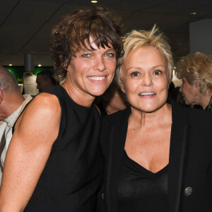 Muriel Robin est mariée à Anne Le Nen
Anne Le Nen et sa compagne Muriel Robin - Générale du nouveau spectacle "Muriel Robin et Pof !" au Palais des Sports à Paris. © Coadic Guirec/Bestimage