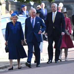 Le roi Charles III d'Angleterre et Camilla Parker Bowles, reine consort d'Angleterre, Le prince Andrew, duc d'York - La famille royale du Royaume Uni arrive à la chapelle Saint George pour la messe de Pâques au château de Windsor le 9 avril 2023. 