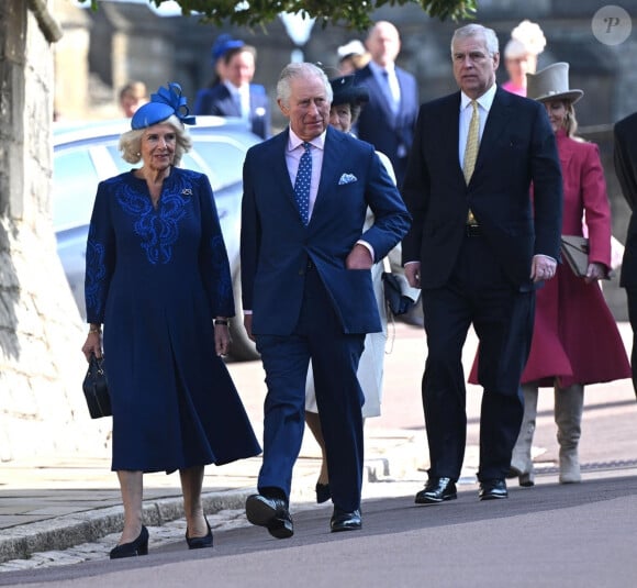 Le roi Charles III d'Angleterre et Camilla Parker Bowles, reine consort d'Angleterre, Le prince Andrew, duc d'York - La famille royale du Royaume Uni arrive à la chapelle Saint George pour la messe de Pâques au château de Windsor le 9 avril 2023. 