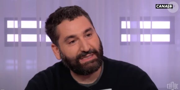 Léon Marchand sur le plateau de "Clique" face à Mouloud Achour.
(Capture d'écran)