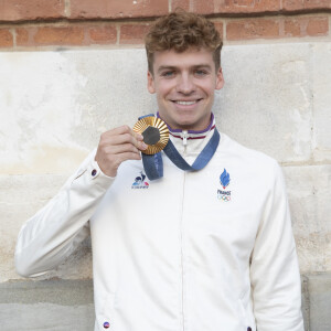 Après avoir raflé quatre médaille d'or et une en bronze lors des Jeux Olympiques de Paris, Léon Marchand a encore signé un joli record. 
Léon Marchand - Les Toulousains ont accueilli avec ferveur les athlètes de la Ville rose et de ses alentours, après leur performance aux Jeux Olympiques de Paris 2024 sur la place du Capitole le 18 septembre 2024. © Frédéric Maligne/Bestimage 