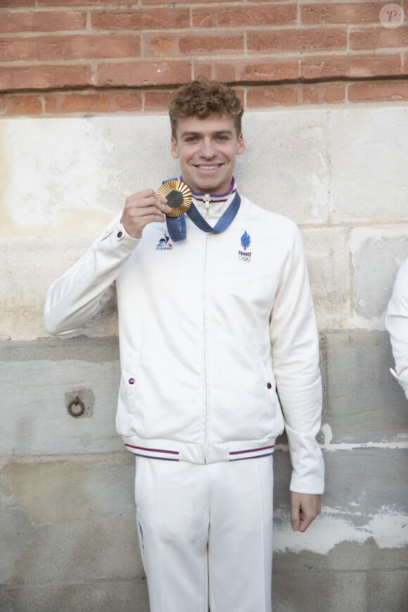 Après avoir raflé quatre médaille d'or et une en bronze lors des Jeux Olympiques de Paris, Léon Marchand a encore signé un joli record. 
Léon Marchand - Les Toulousains ont accueilli avec ferveur les athlètes de la Ville rose et de ses alentours, après leur performance aux Jeux Olympiques de Paris 2024 sur la place du Capitole le 18 septembre 2024. © Frédéric Maligne/Bestimage 